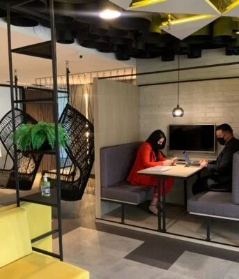 coworking com pessoas trabalhando