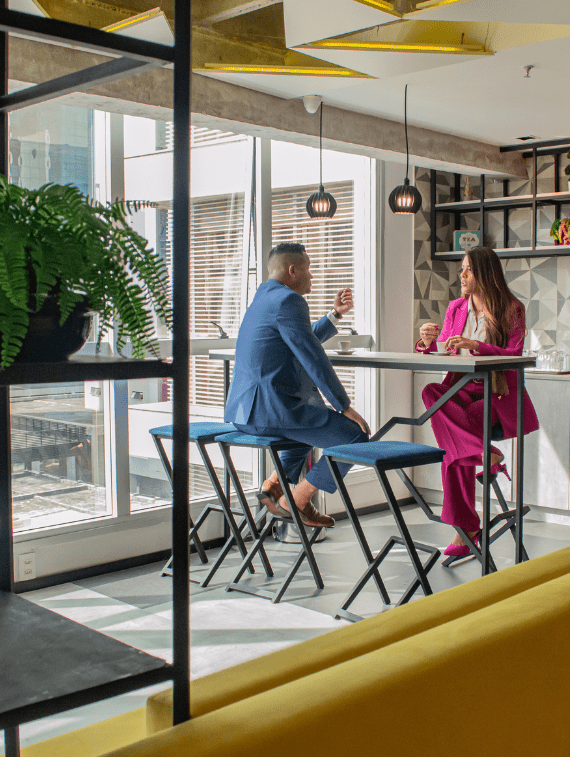 Espaço de café do coworking br.offices com pessoas