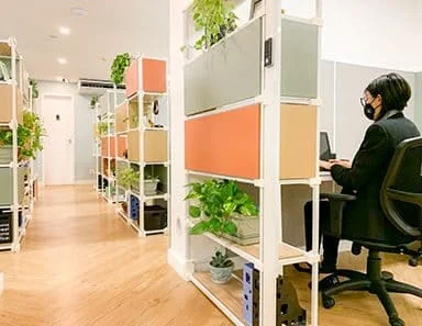 Corredor com mesas de traalho