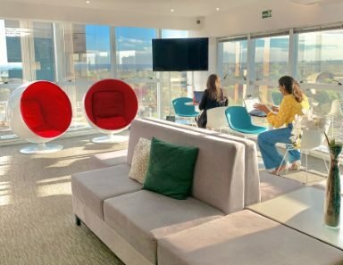 lounge do coworking com pessoas trabalhando