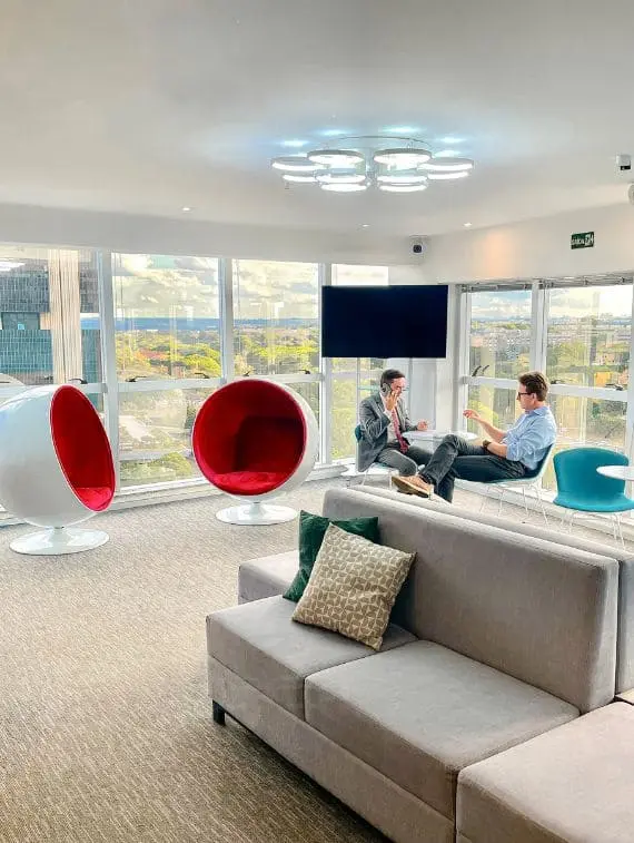 Lounge do coworking com pessoas