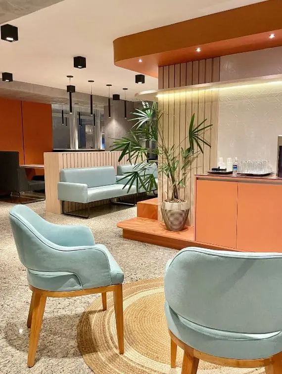 lounge com sofas e poltronas