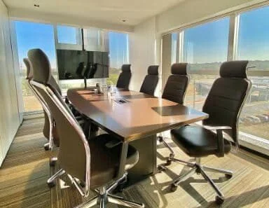 sala de reunião com tv